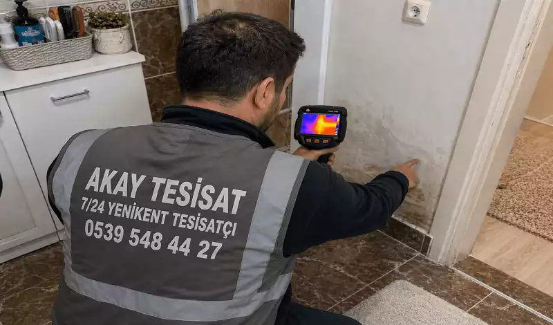 Yenikent’te termal kamera ile su kaçağı tespiti yapan Akay Tesisat ustası