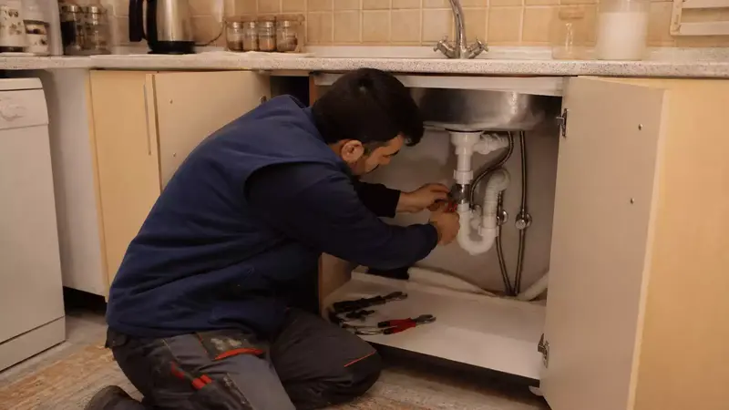 Eryaman tesisatçı ve su tesisatçısı hizmetinde mutfak lavabo altında boru tamiri yapan usta