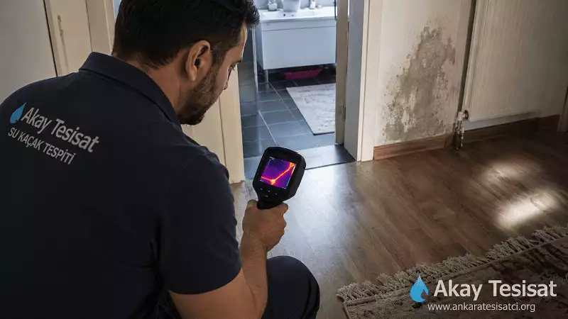 Sincan su kaçağı tespiti hizmetinde termal kamera ile zemindeki kaçak hattını kontrol eden usta