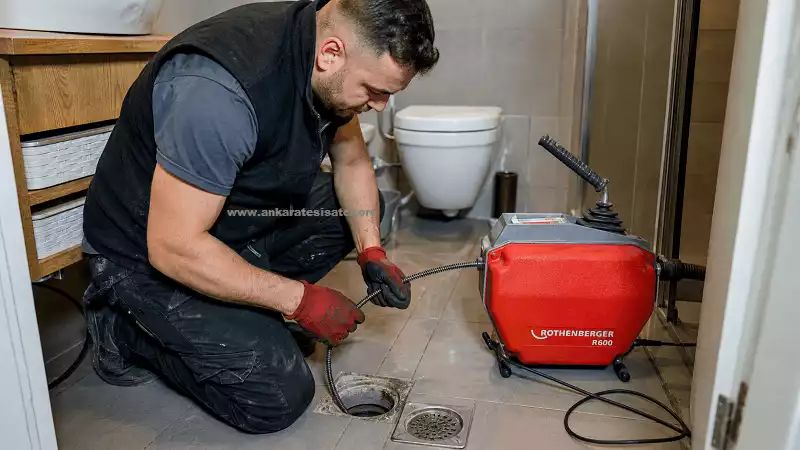 Yenikent’te tuvalet gideri ve ana gider tıkanıklığı için Rothenberger R600 ile çalışan usta